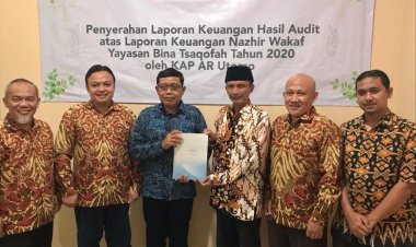 MENJAGA TRANSPARANSI DAN AKUNTABILITAS, NAZIR WAKAF YAYASAN BINA TSAQOFAH TERIMA HASIL AUDIT LAPORAN KEUANGAN TAHUN 2020