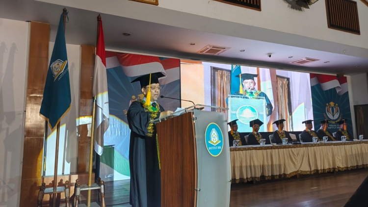 Ketua Yayasan Bina Tsaqofah Ajak Wisudawan SEBI Bangun Ekonomi Islam Dengan Nurani